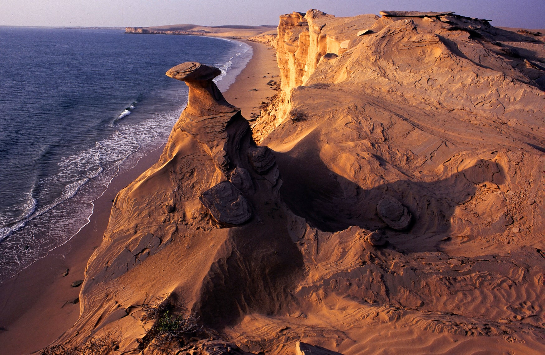 Omans Landschaften: Klippen am Strand bei Jebel Harim Musandam