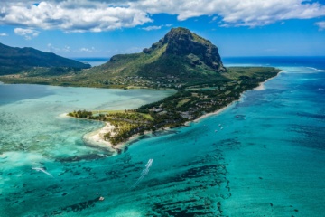 Mauritius mit seinem eindrucksvollen Berg Le Morne Brabant inmitten des türkisblauen Wassers
