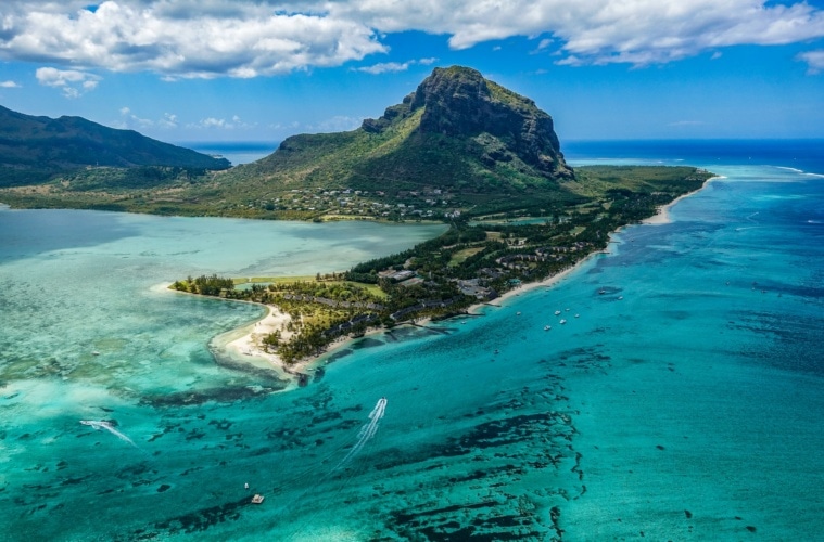 Mauritius mit seinem eindrucksvollen Berg Le Morne Brabant inmitten des türkisblauen Wassers