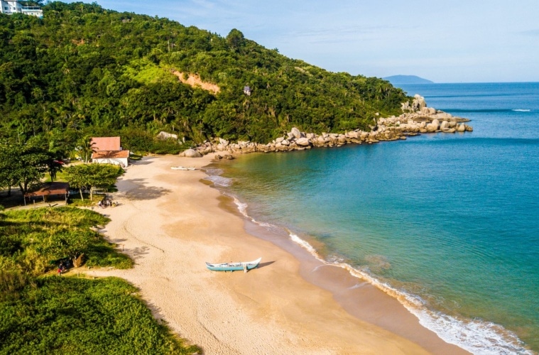 Brasilien nachhaltig: Strand in Bombinhas im Bundesstaat Santa Catarina