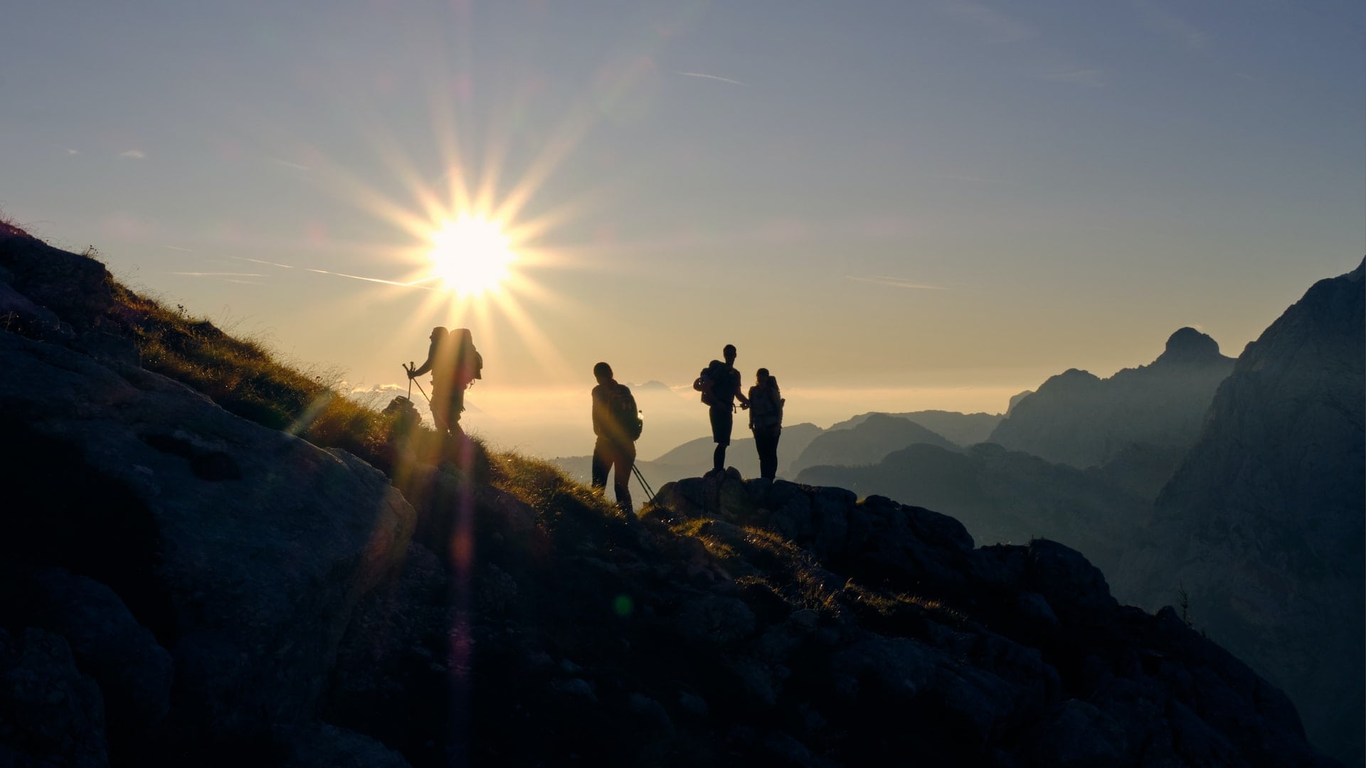 Vier Wanderer in Slowenien in den Bergen 