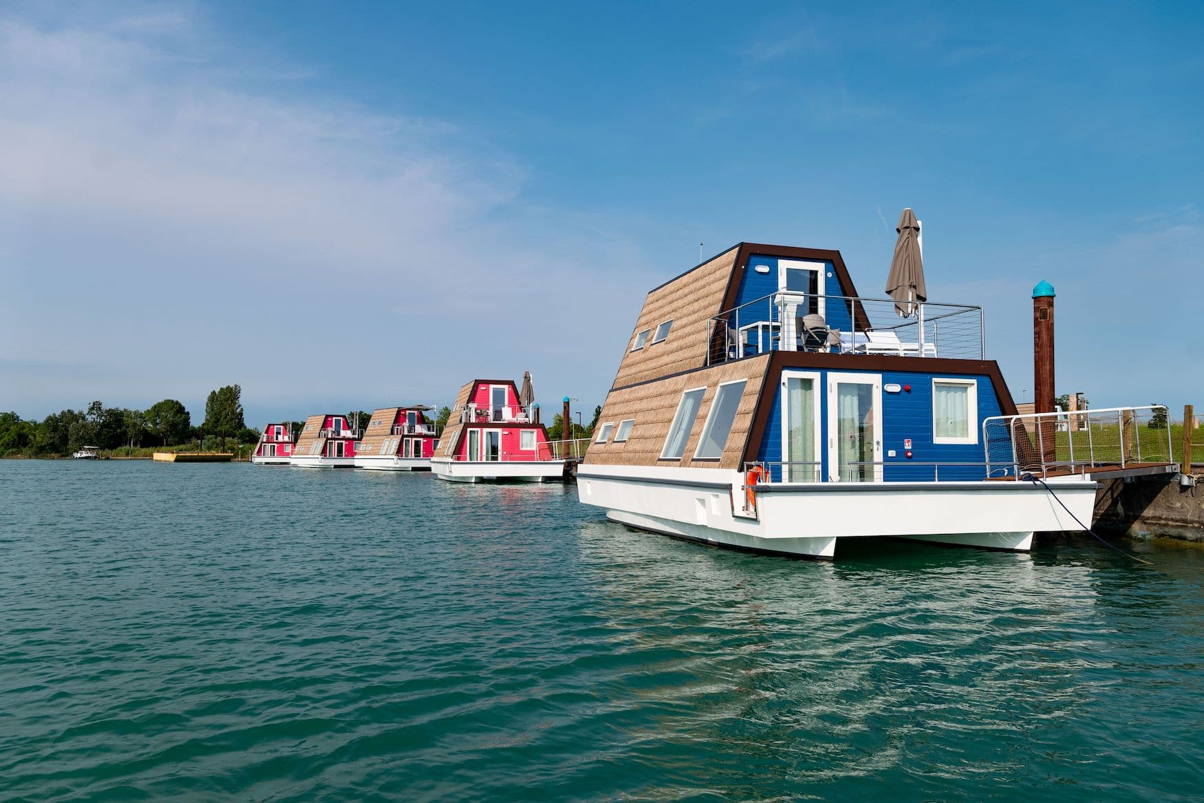 Bunte Hausboote des Marina Azzurra Resorts