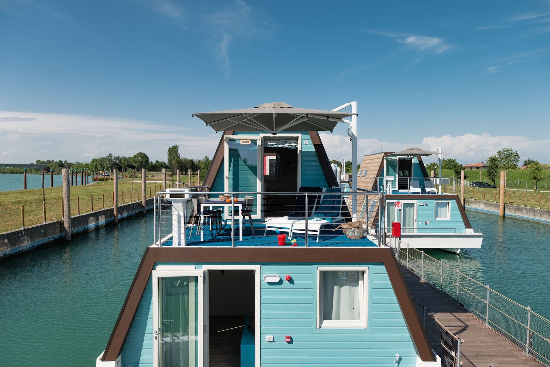 Terrasse eines Hausbootes des Marina Azzurra Resorts