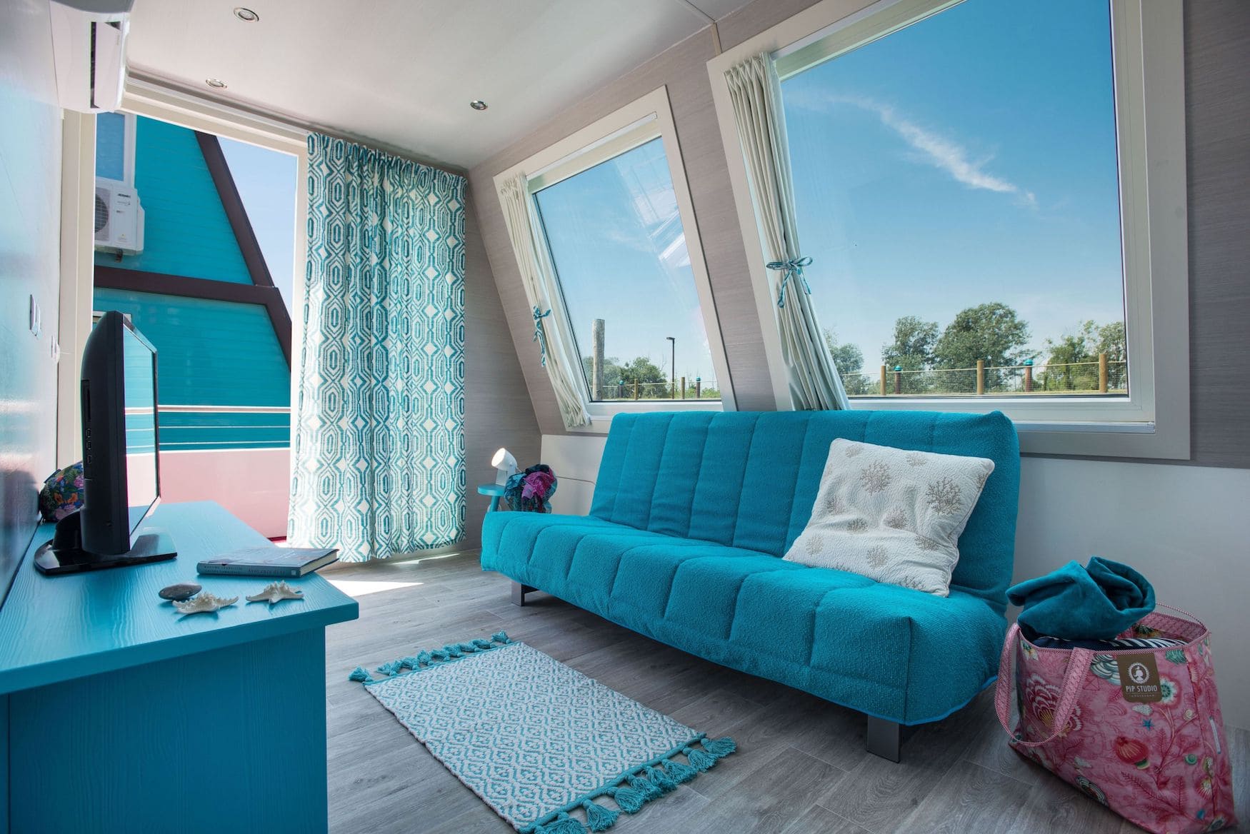 Modernes Interior eines Hausbootes in Kroatien
