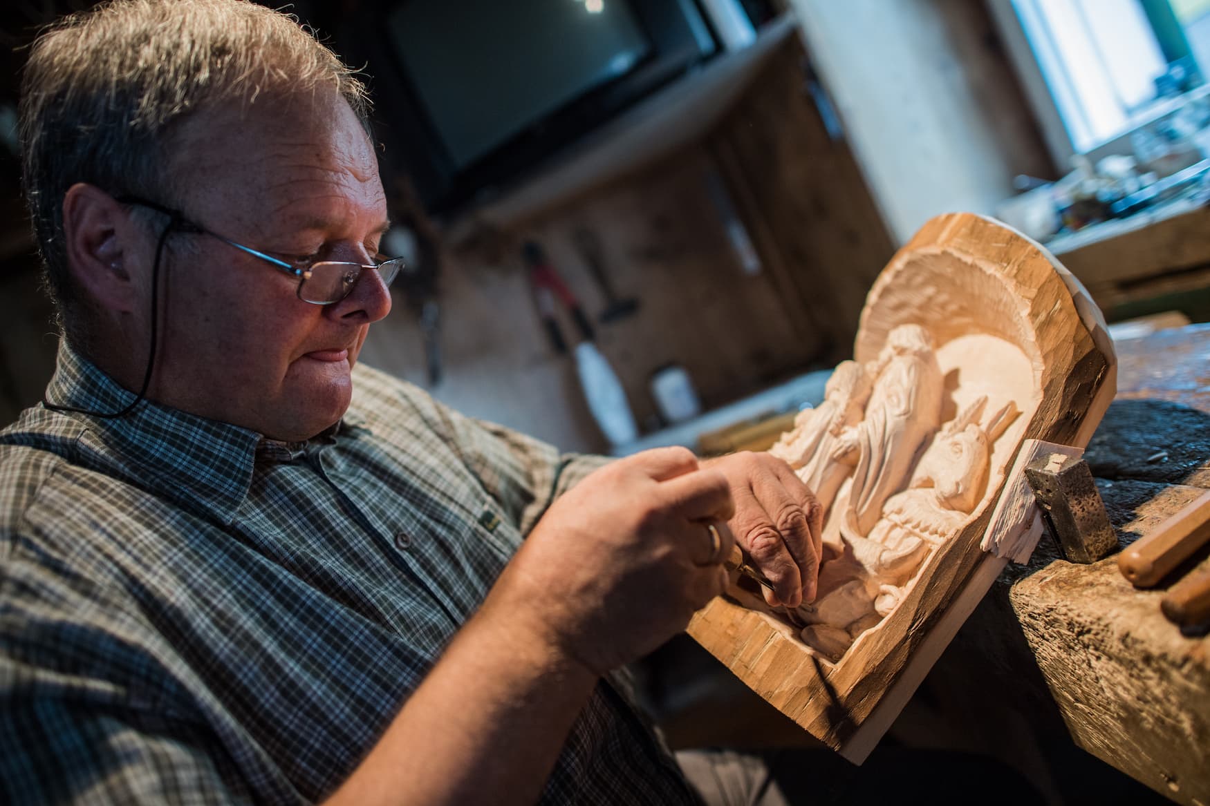 Holzschnitzer Albert Tschurtschenthaler stellt Handwerkskunst aus Sexten her