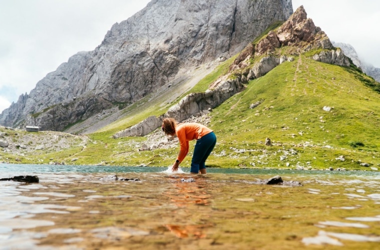 Frau im Wolayersee in Kärnten