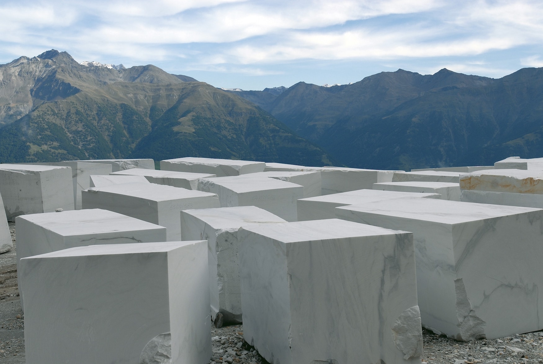 Die Lasa Marmo im Südtiroler Vinschgau produziert Marmor für Häuser, Design-Objekte und die Naturkosmetiklinie der Therme Meran