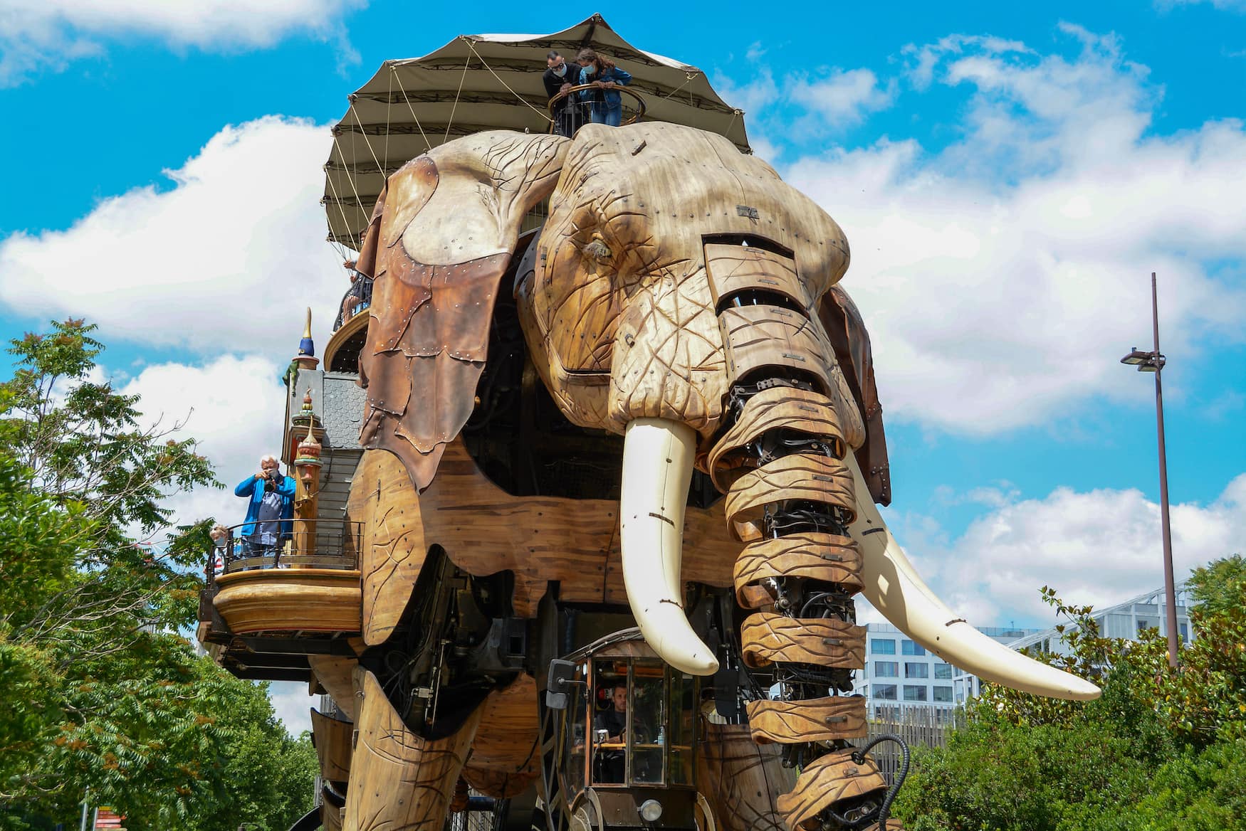 Elefant im Rahmen einer Kunstausstellung in Nantes