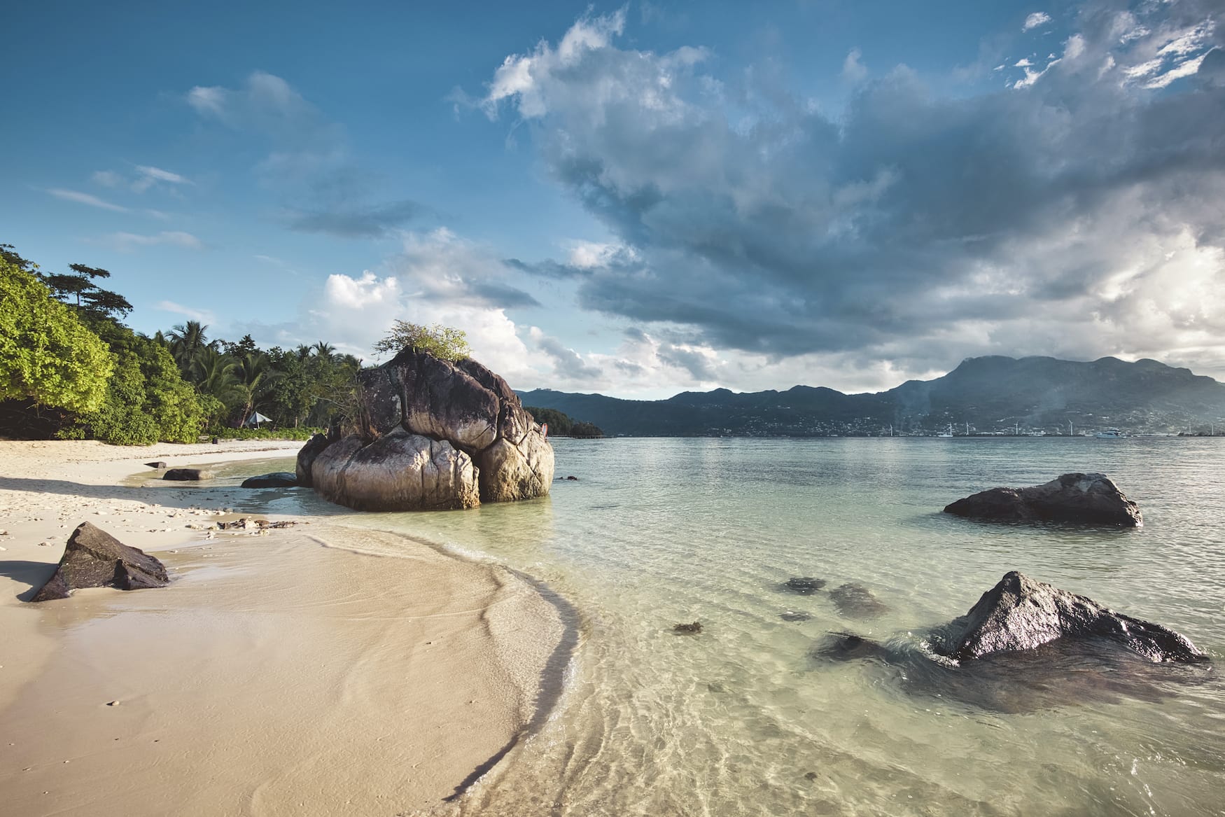 Strand mit Felsen auf den Seychellen
