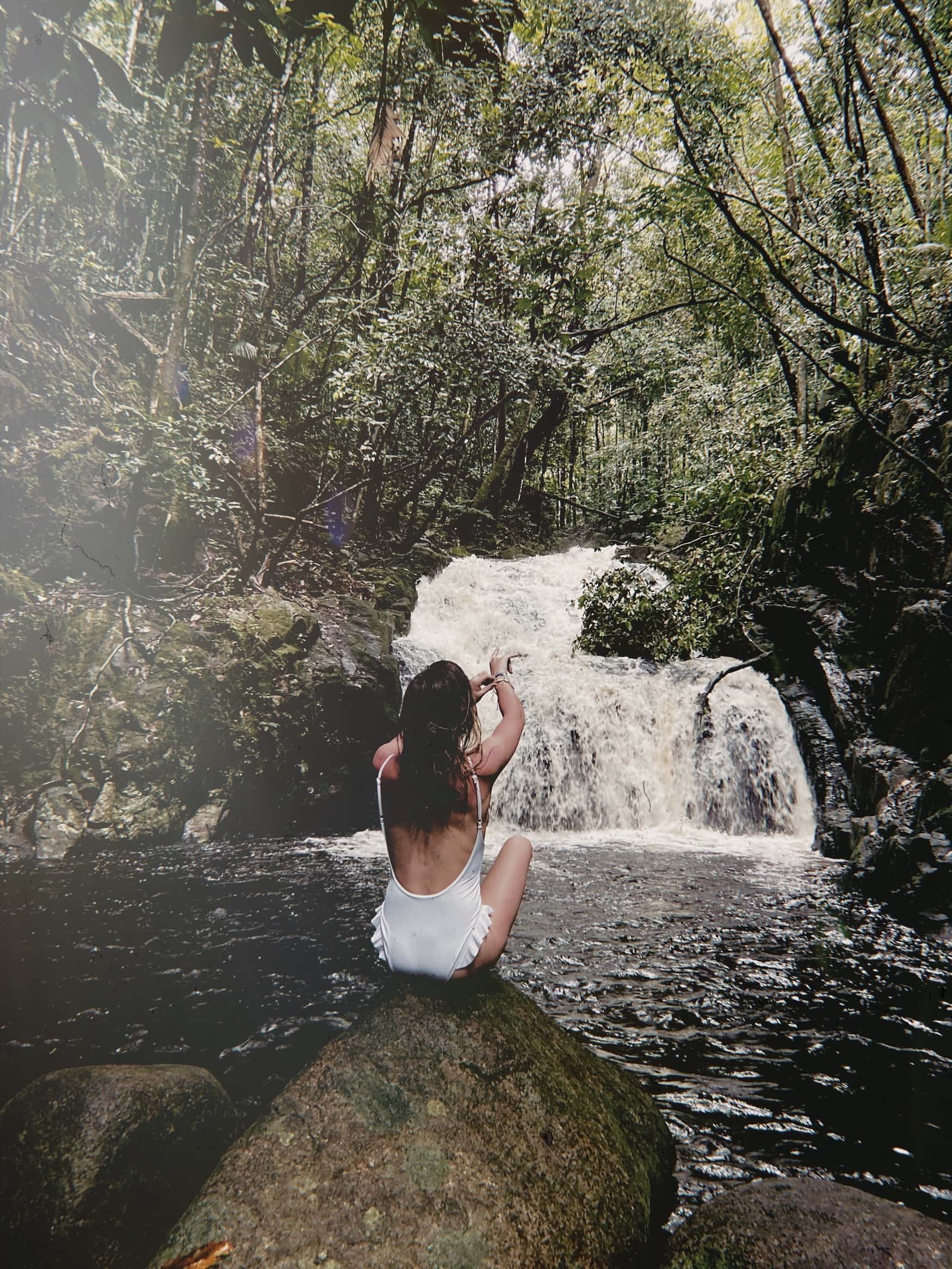 Frau am Wasserfall