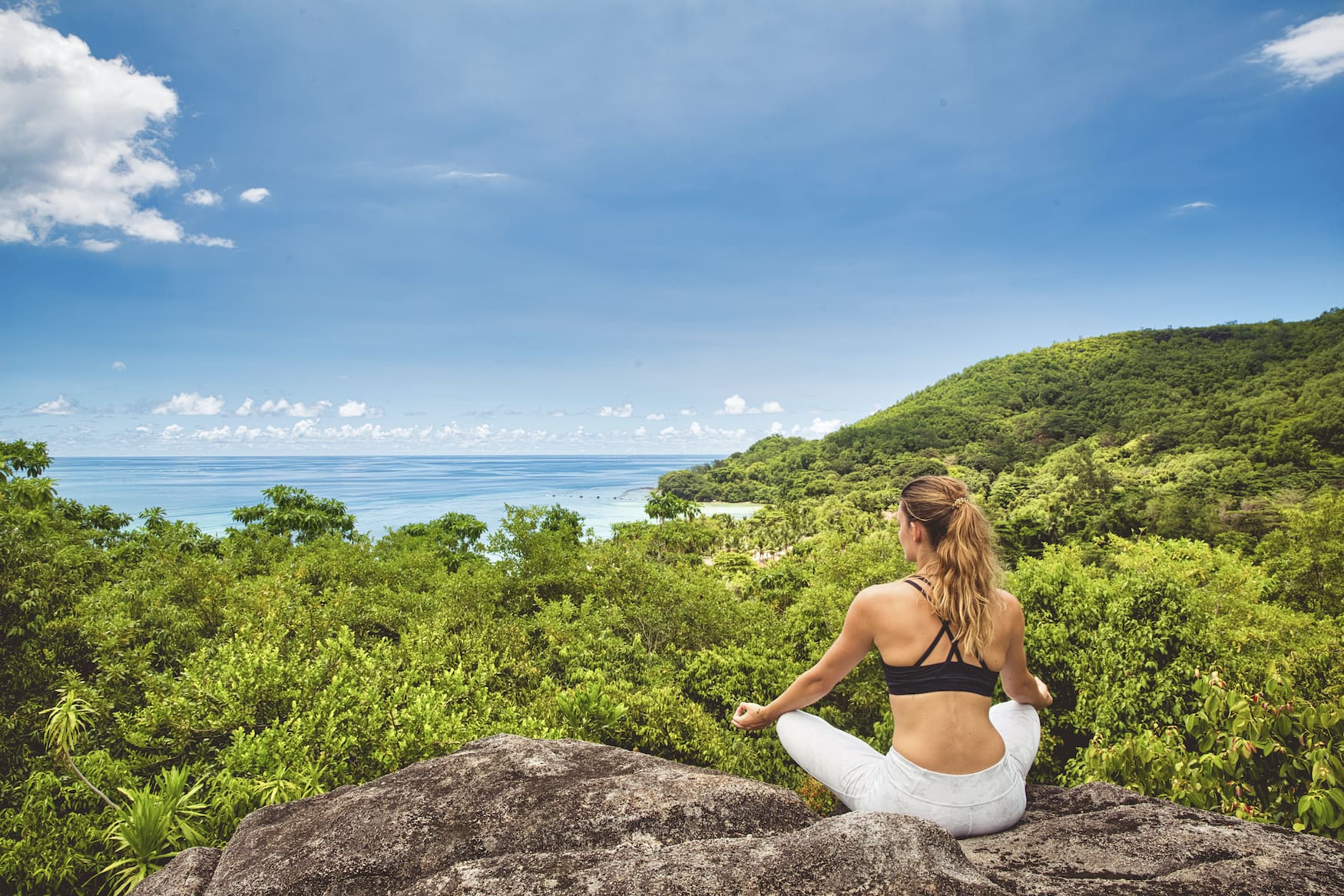 Blick über die Insel Sainte Anne auf den Seychellen