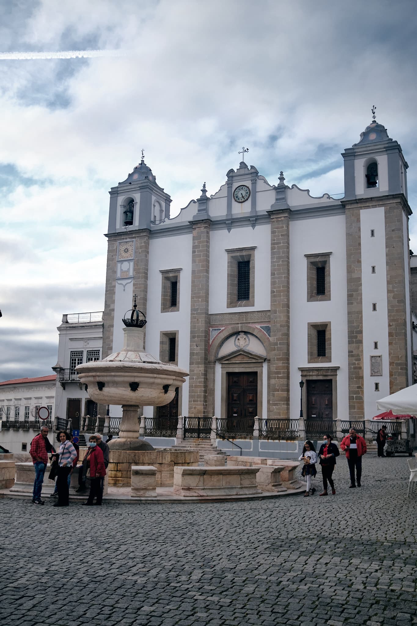 Kirche am Giraldo-Platz in Evora, Portugal