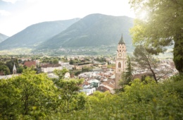 Die mediterrane Stadt an der Passer mit Kurhaus und Therme bildet das Herz der Südtiroler Region Meraner Land