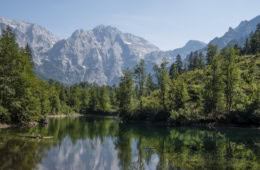 Blick auf den Großen Ödsee im Almtal Salzkammergut, im Hintergrund die Alpen
