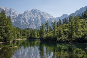 Blick auf den Großen Ödsee im Almtal Salzkammergut, im Hintergrund die Alpen