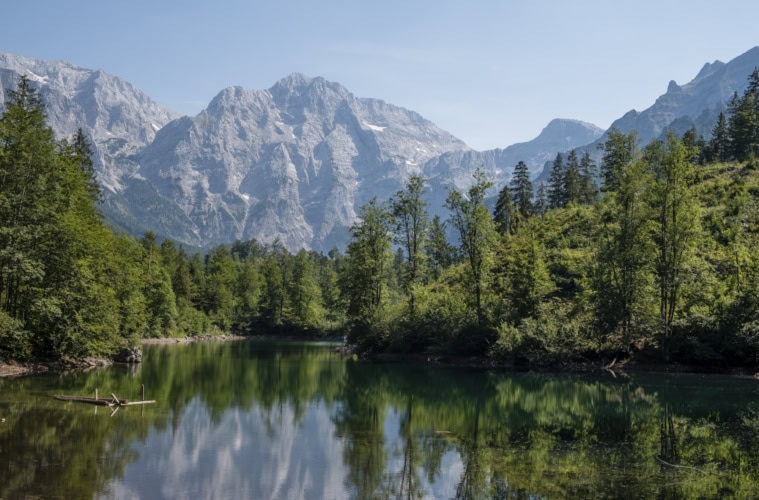 Blick auf den Großen Ödsee im Almtal Salzkammergut, im Hintergrund die Alpen