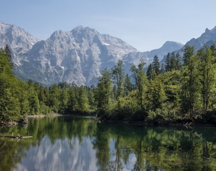 Blick auf den Großen Ödsee im Almtal Salzkammergut, im Hintergrund die Alpen