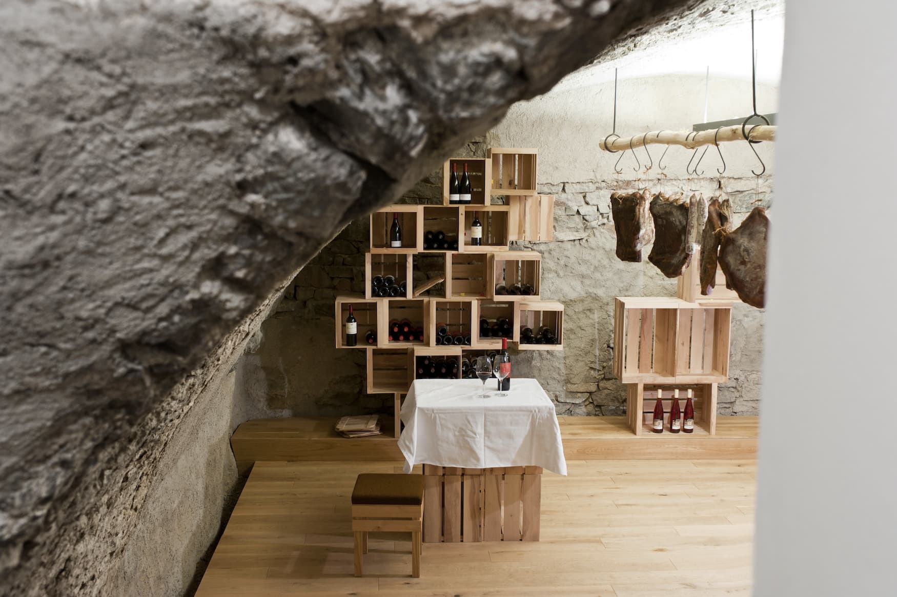 Im Souterrain des Pur Südtirol im Meraner Kurhaus lagern Schätze wie Speck und Wein. Das Ladengeschäft im Parterre bietet über 2.000 ausschließlich regionale Qualitätsprodukte an