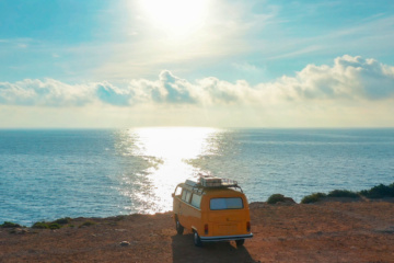Gelber Van steht an Küste in Spanien