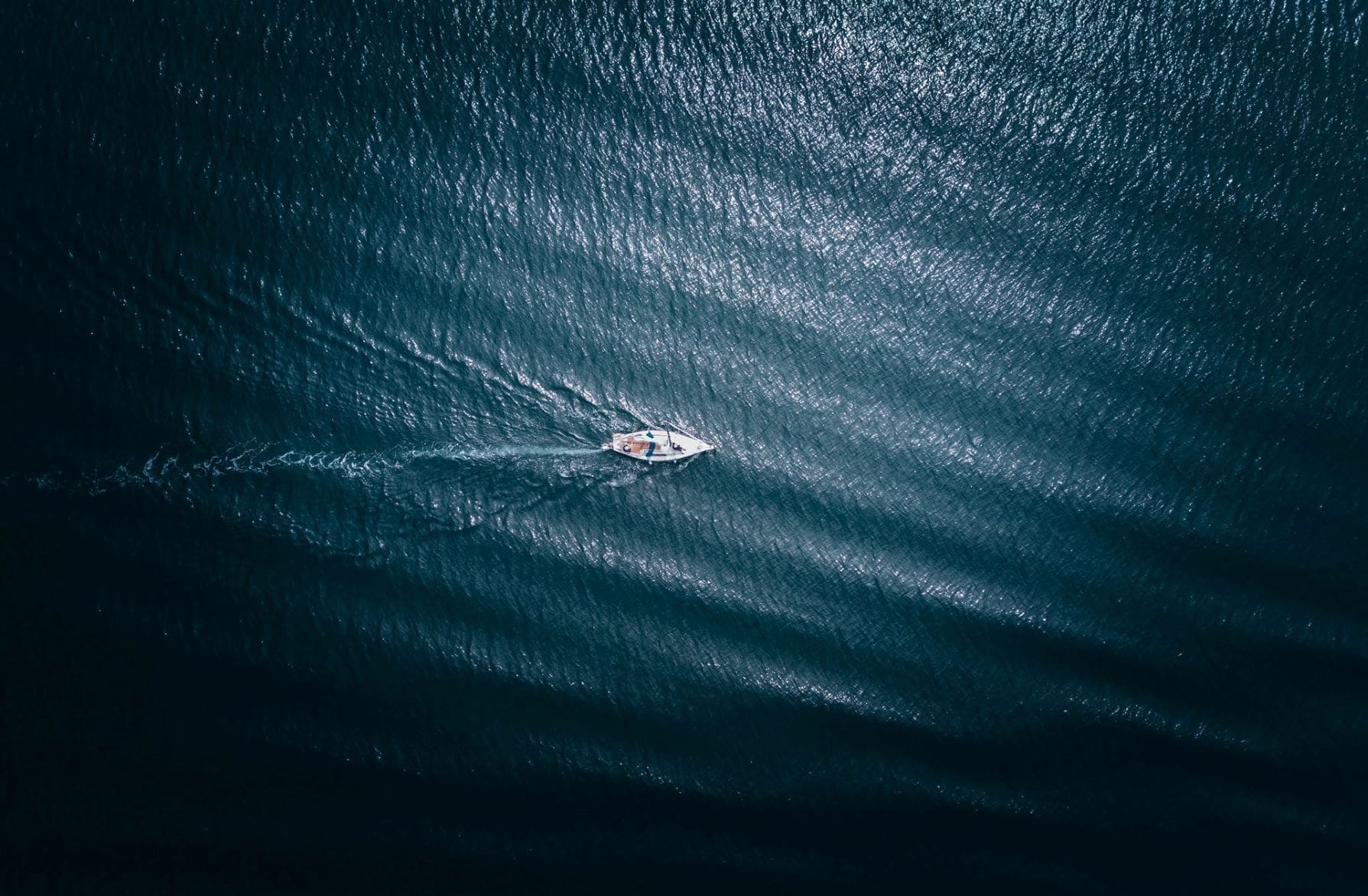 Segelboot einsam im Meer, fotografiert aus Vogelperspektive 