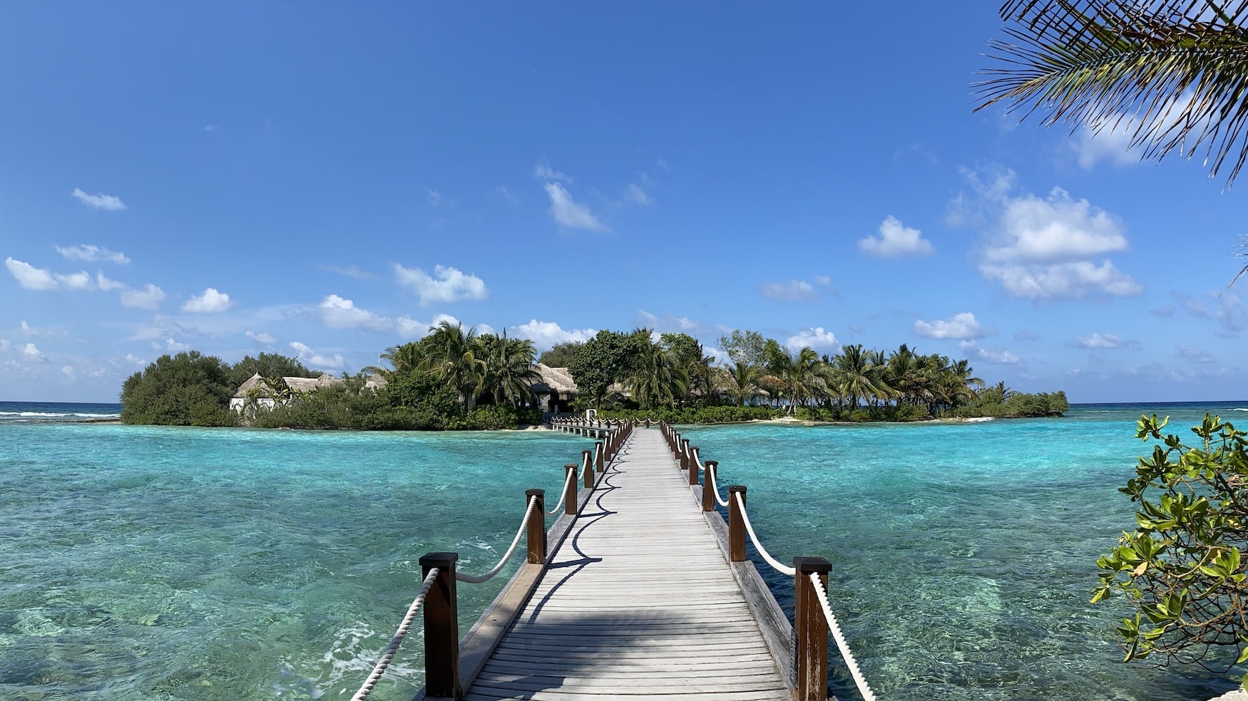 Steg zum Spa im Sheraton Maldives Full Moon Resort & Spa