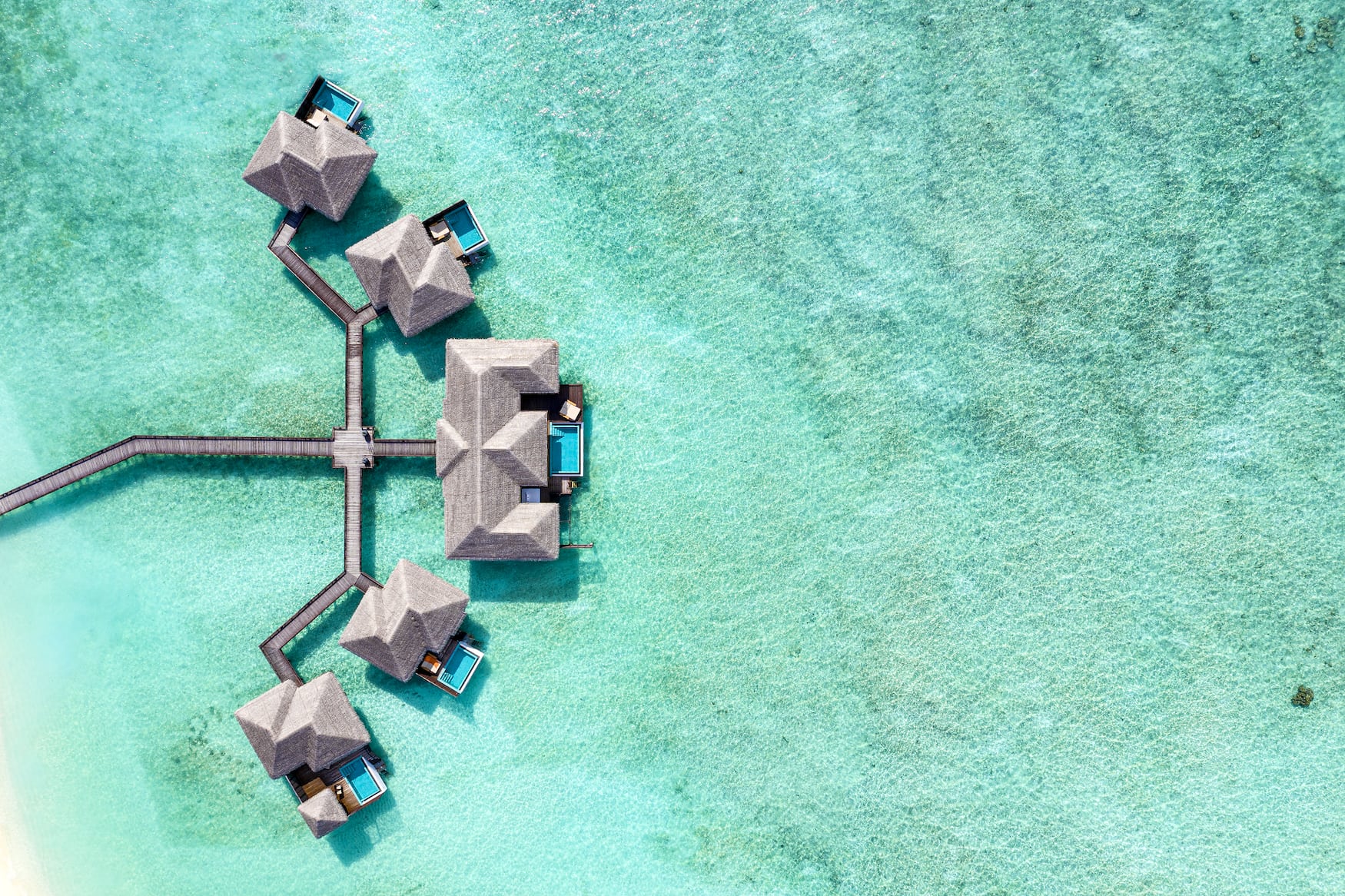 Drohnenaufnahme des Sheraton Maldives Full Moon Resort & Spa