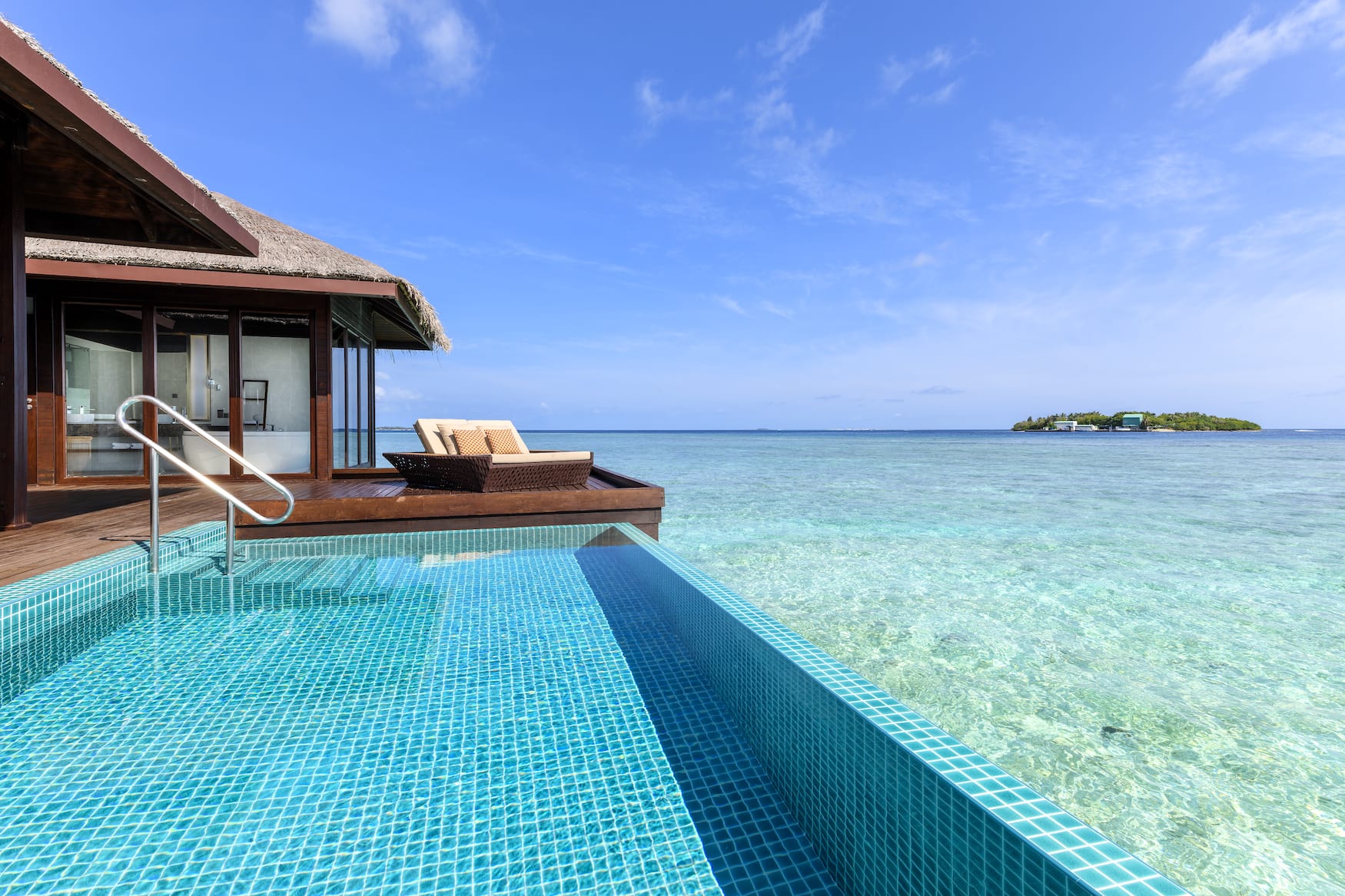 Villa im Drohnenaufnahme des Sheraton Maldives Full Moon Resort & Spa