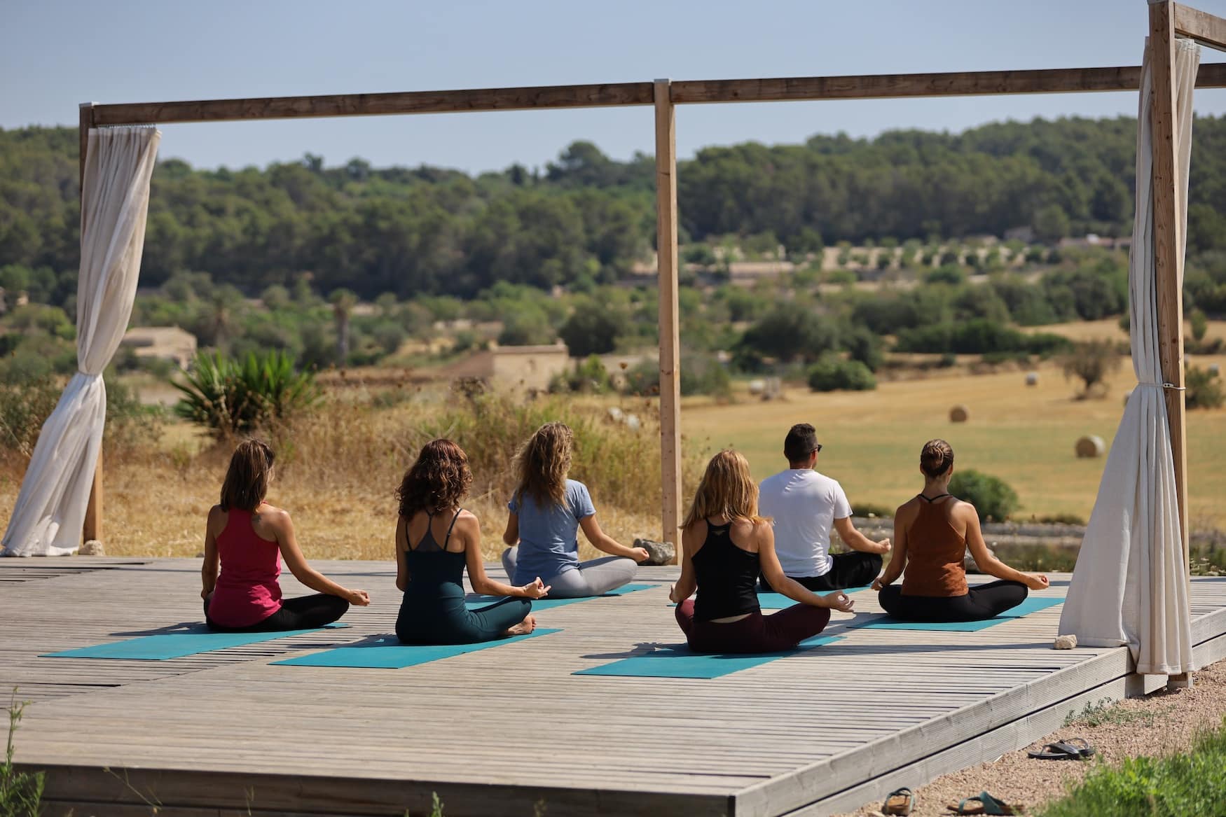 Täglich zwei Yoga-Einheiten und angenehme Temperaturen erwarten Longstay-Gäste auf der Son Manera Retreat Finca im Herzen Mallorcas
