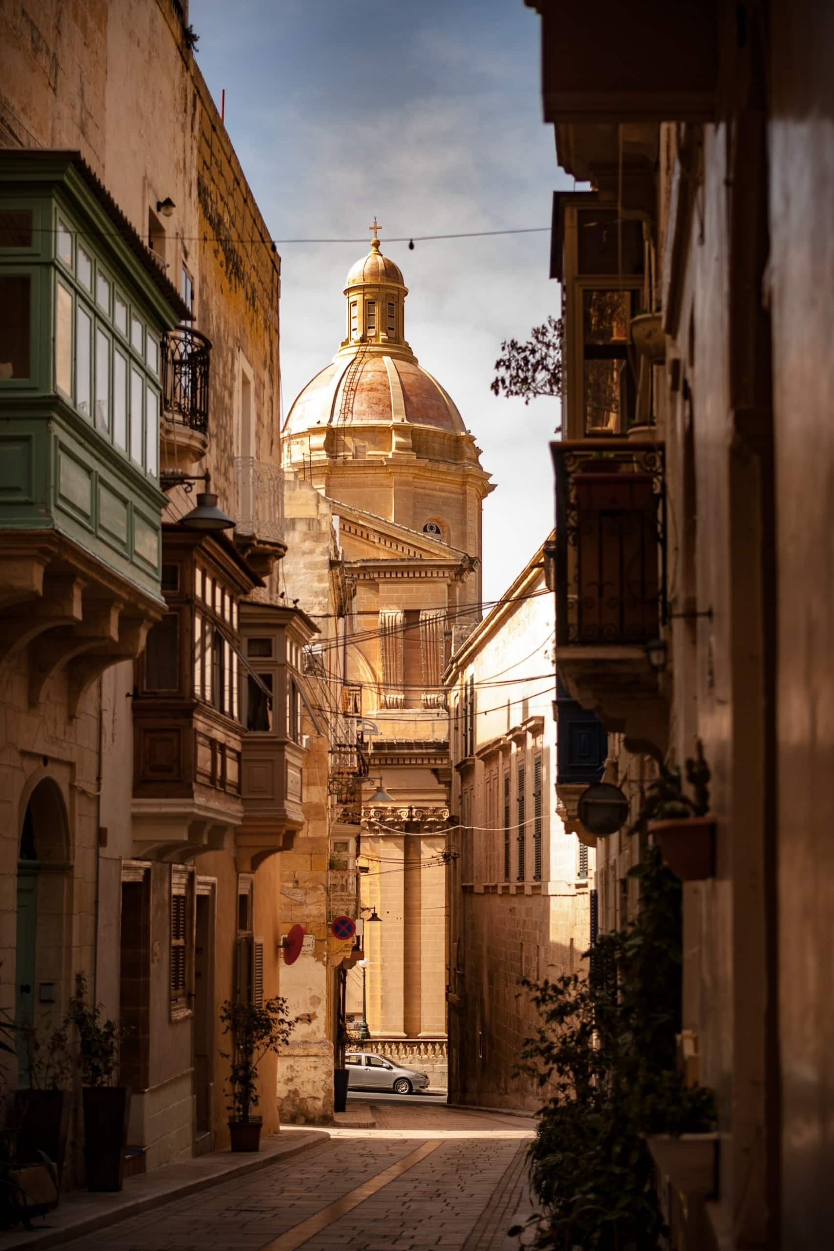 Auto fährt durch die Altstadt von Valletta