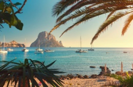 Strand Cala d'Hort auf Ibiza mit Booten