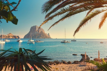 Strand Cala d'Hort auf Ibiza mit Booten