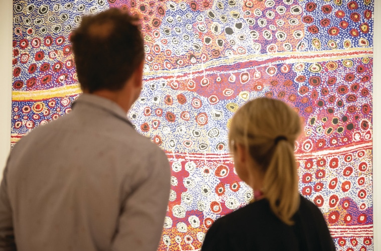 Mann und Frau schauen sich Ausstellung im Northern Territory an