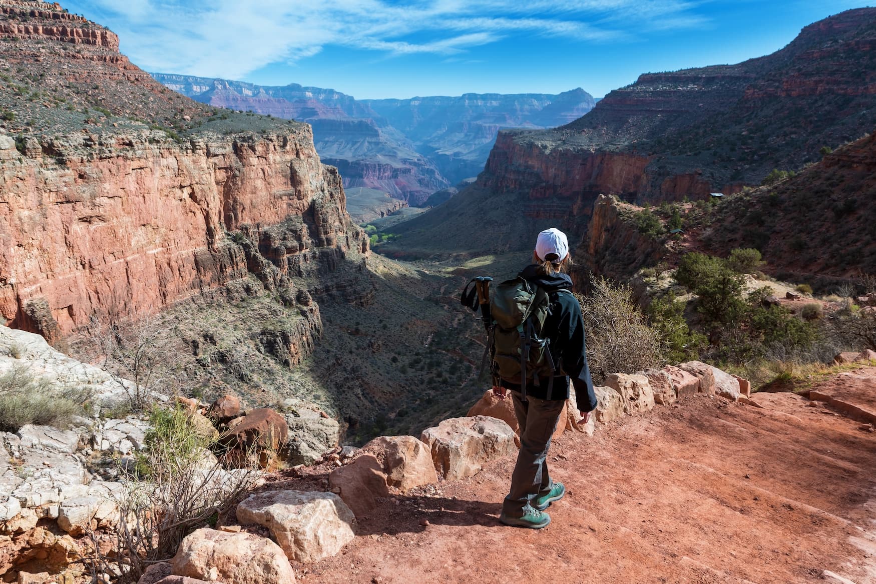 Frau unternimmt Wanderung am Grand Canyon auf dem Bright Angel Trail