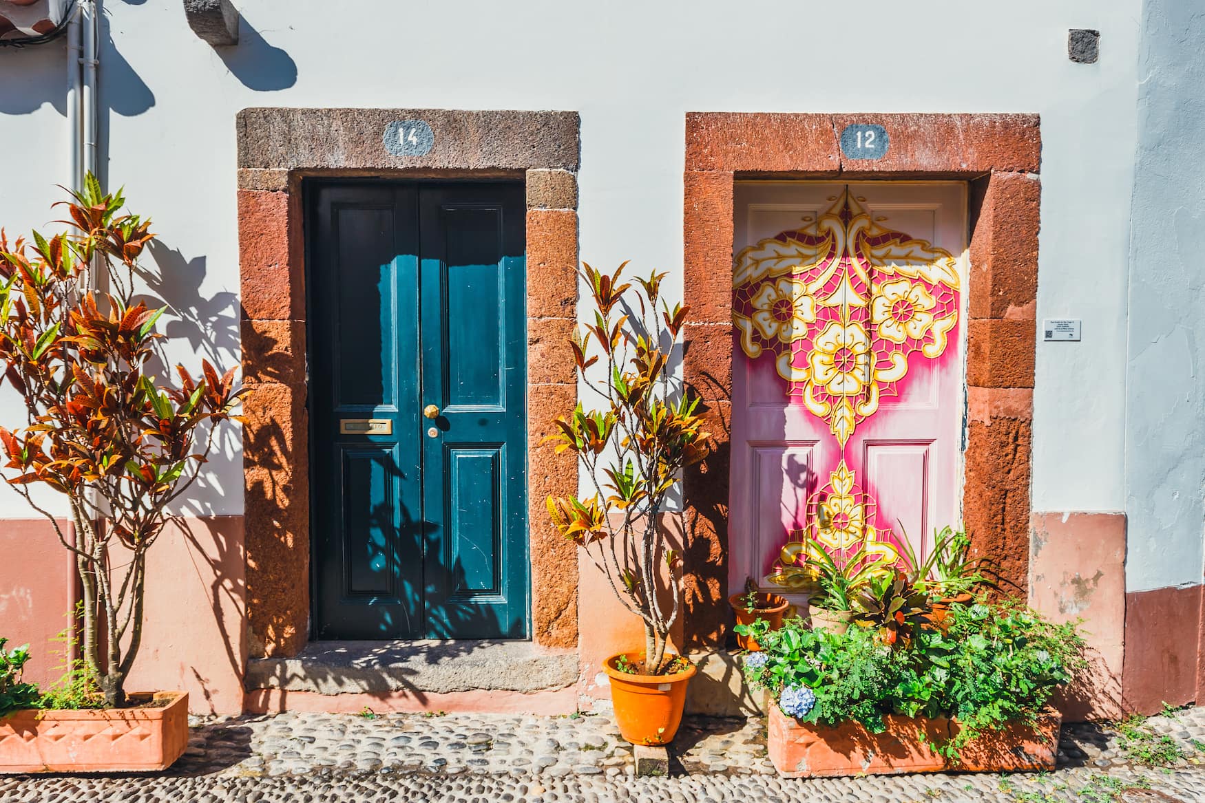 Während einer Reise nach Madeira sollte man sich unbedingt die painted doors in der Inselhauptstadt Funchal anschauen