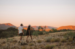 Reisende wandern durch rote Landschaften des Northern Territory in Australien