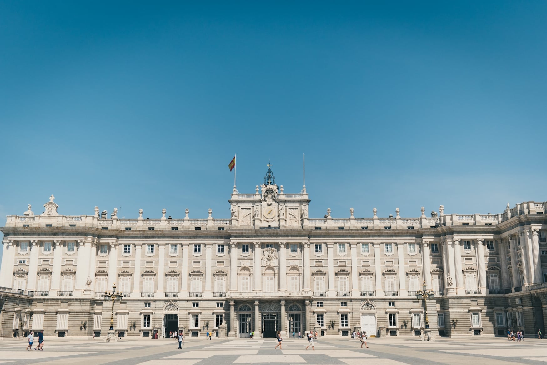 Palacio Real de Madrid an einem sonnigen Tag