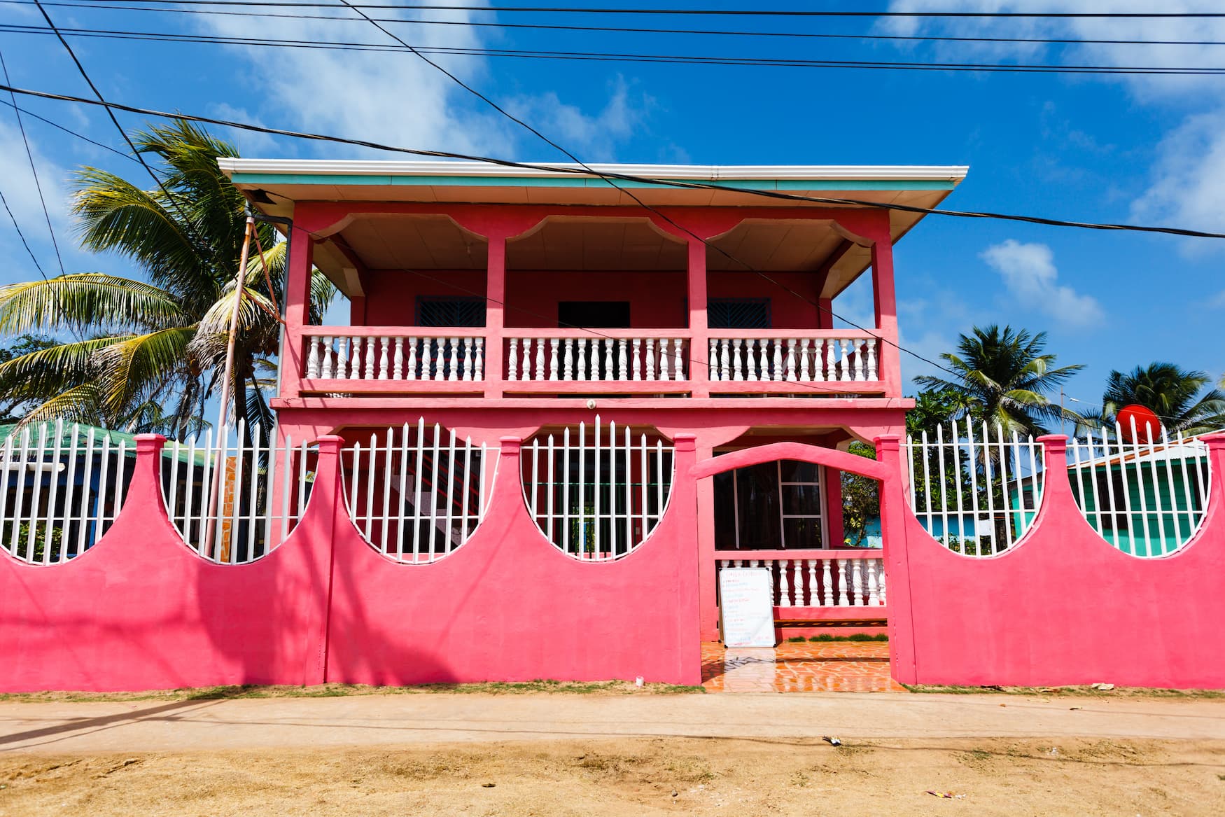 Pinkes Haus auf karibischer Insel