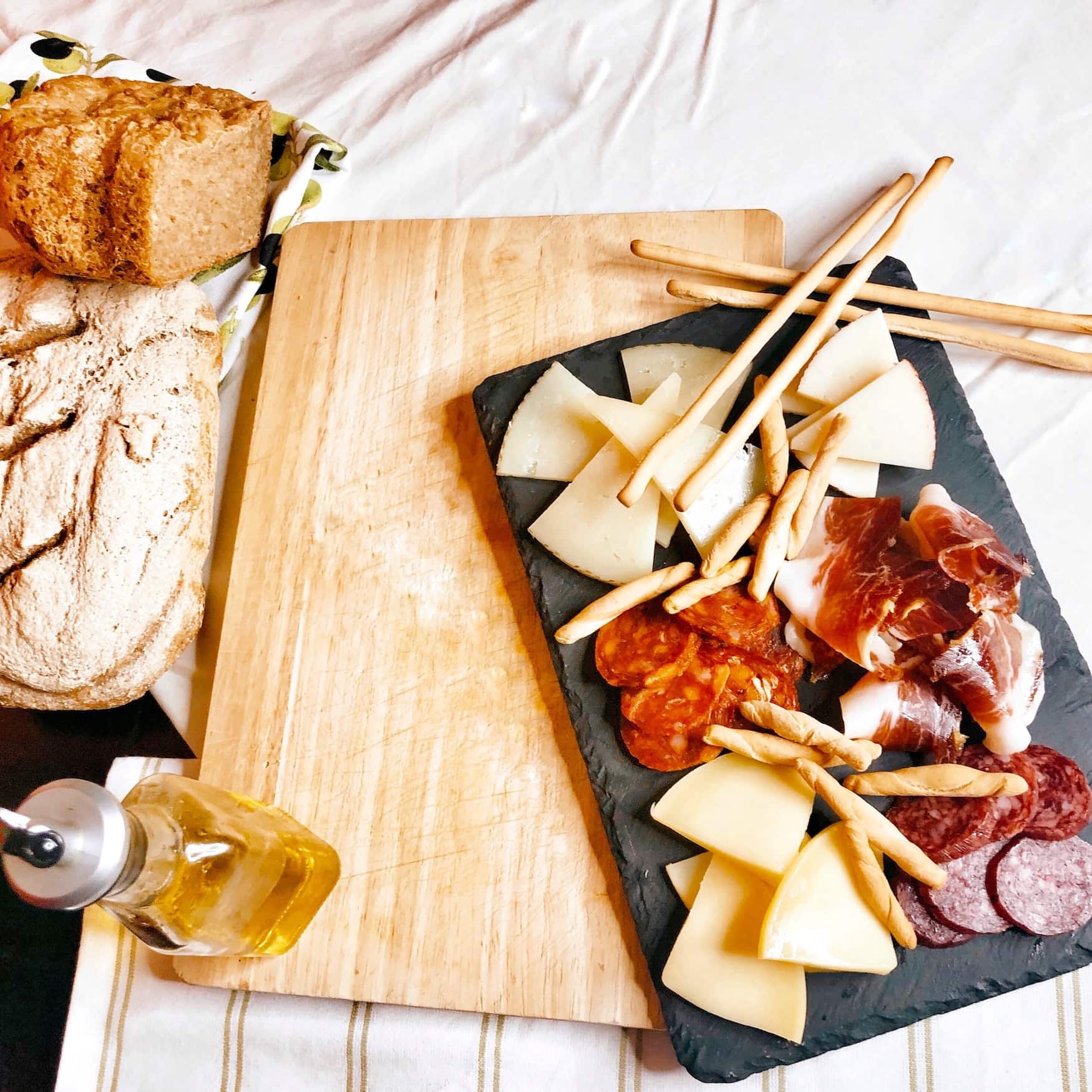 Käse- und Wurstplatte in einer Taberna in Madrid