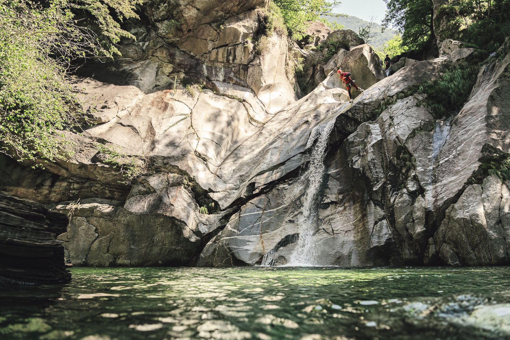 Mann springt nach Canyoning in schweizer Wasserfall