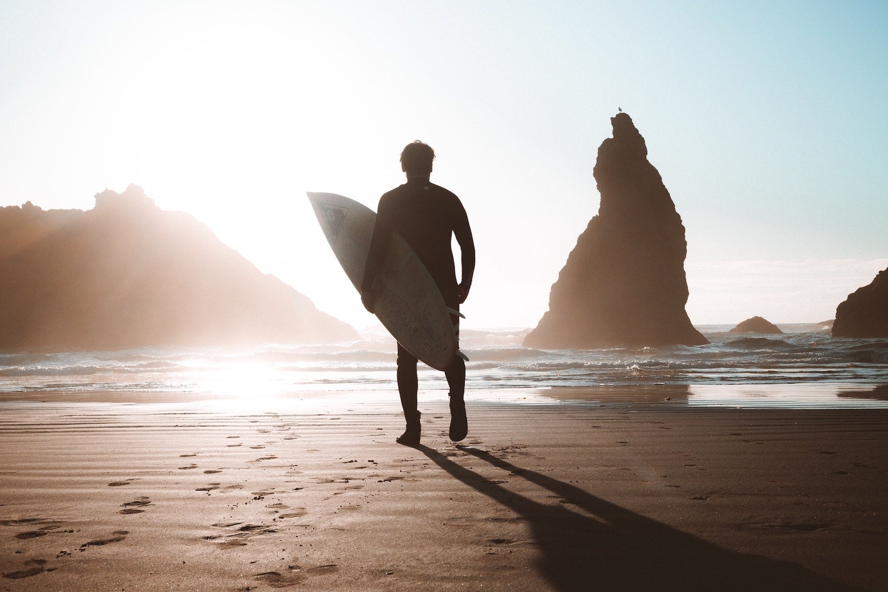 Strand in Oregon mit Surfer