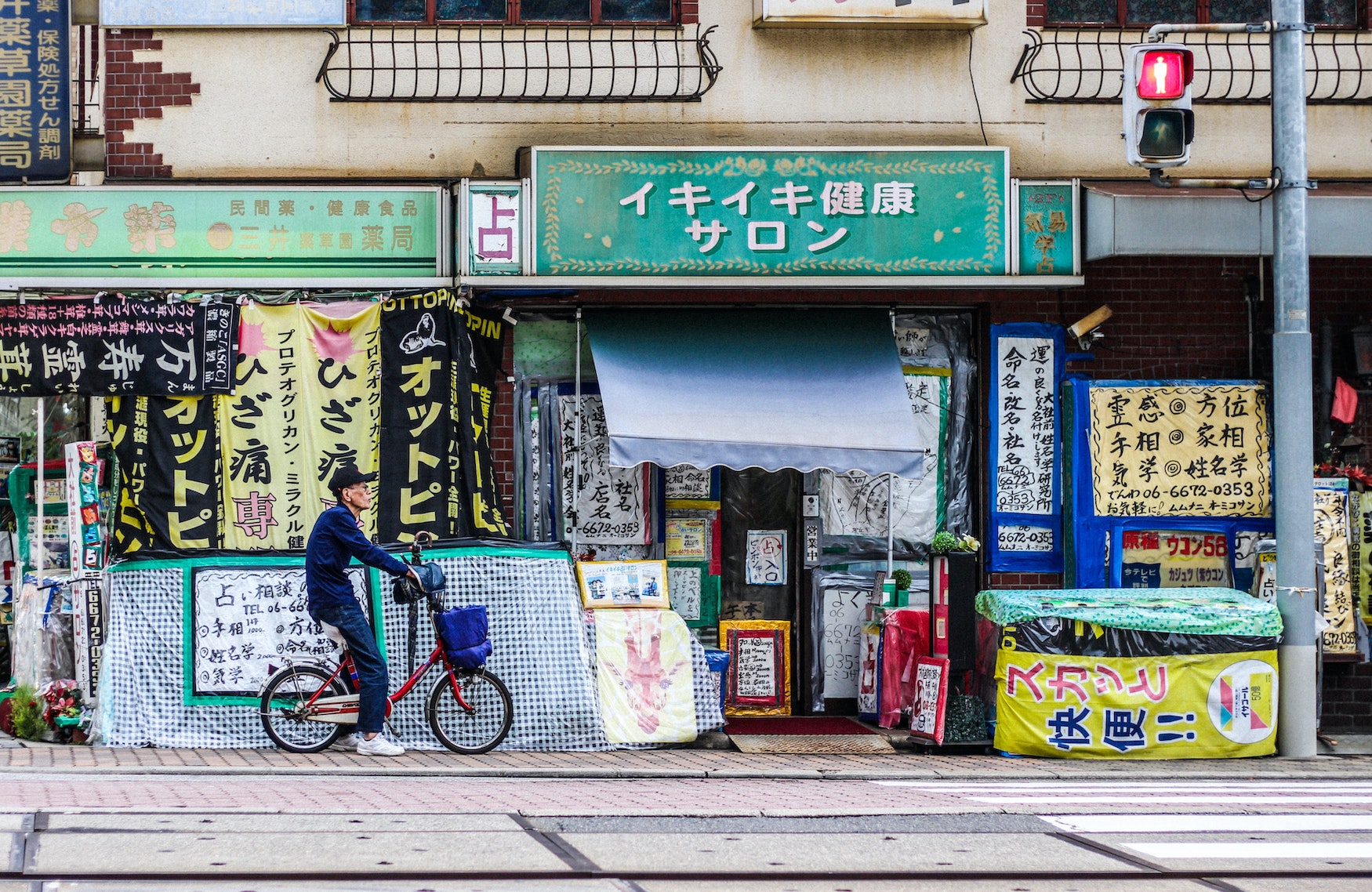 Mann auf Fahrrad in Osaka