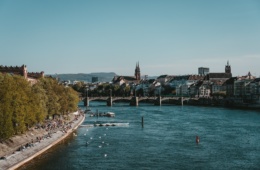 Junge Menschen sitzen am Rhein in Basel
