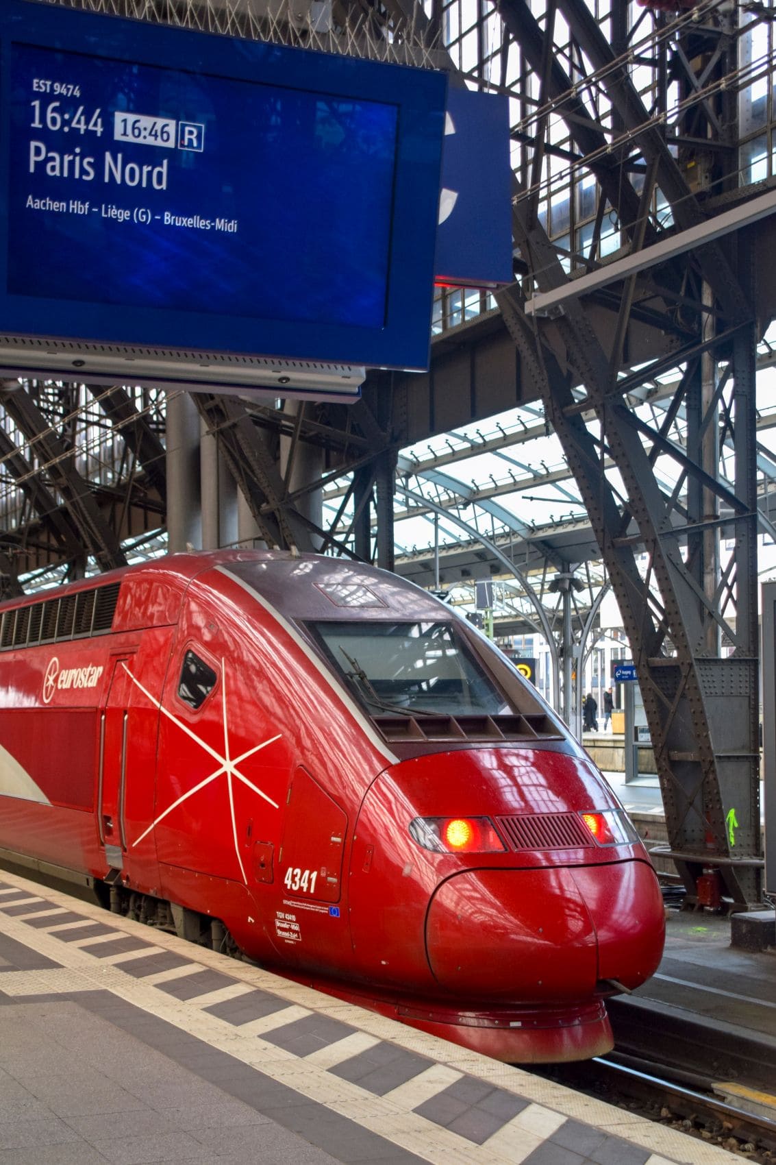 Zug von Eurostar im Kölner Hauptbahnhof auf dem Weg nach Paris