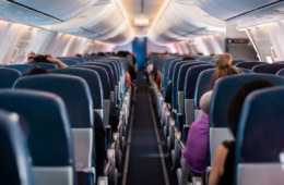 Blick von hinten in die Economy-Class im Flugzeug