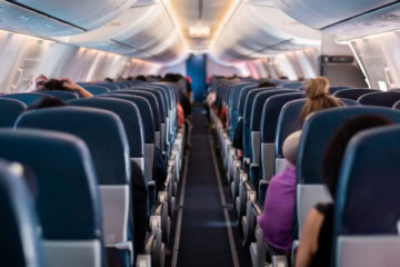 Blick von hinten in die Economy-Class im Flugzeug
