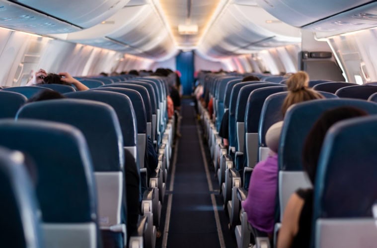 Blick von hinten in die Economy-Class im Flugzeug