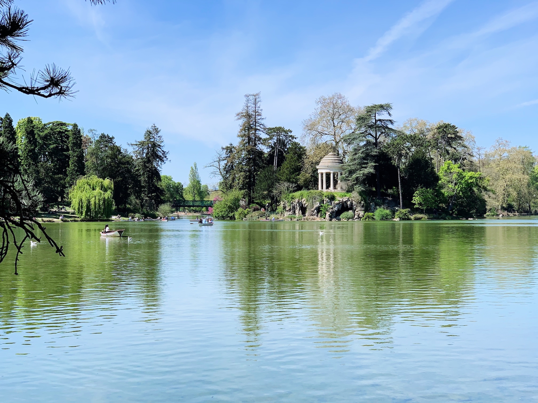 Der See und die Reflexion darüber im Park Bois de Vincennes