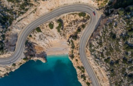 Roadtrip in rotem Auto entlang der Mittelmeerküste in der Türkei