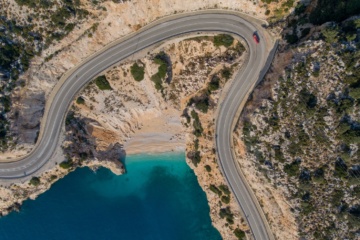 Roadtrip in rotem Auto entlang der Mittelmeerküste in der Türkei