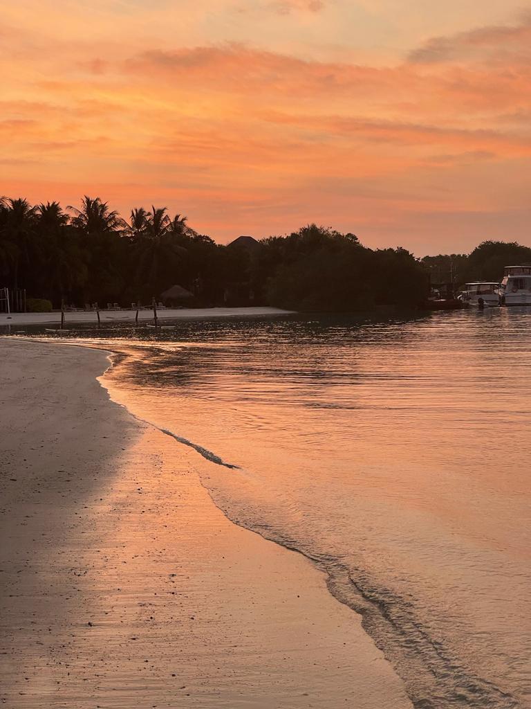 Sonnenuntergang am Strand auf den Malediven, einer unserer Lieblingsstrände